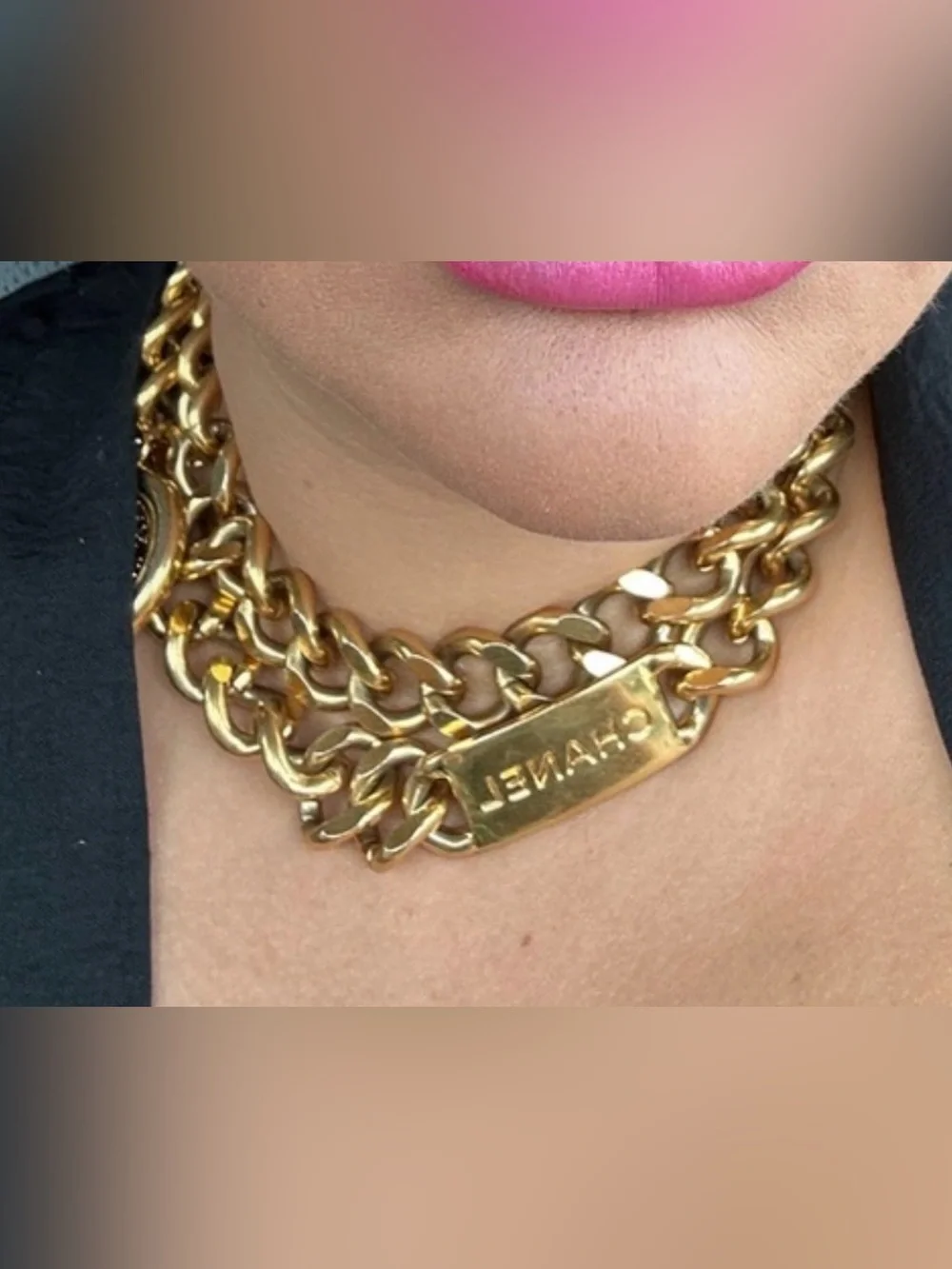 Gold chunky chain chanel necklace.